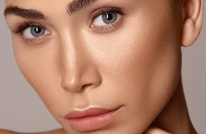 Opgemaakte vrouw kijkt in de camera - Beautyfotografie