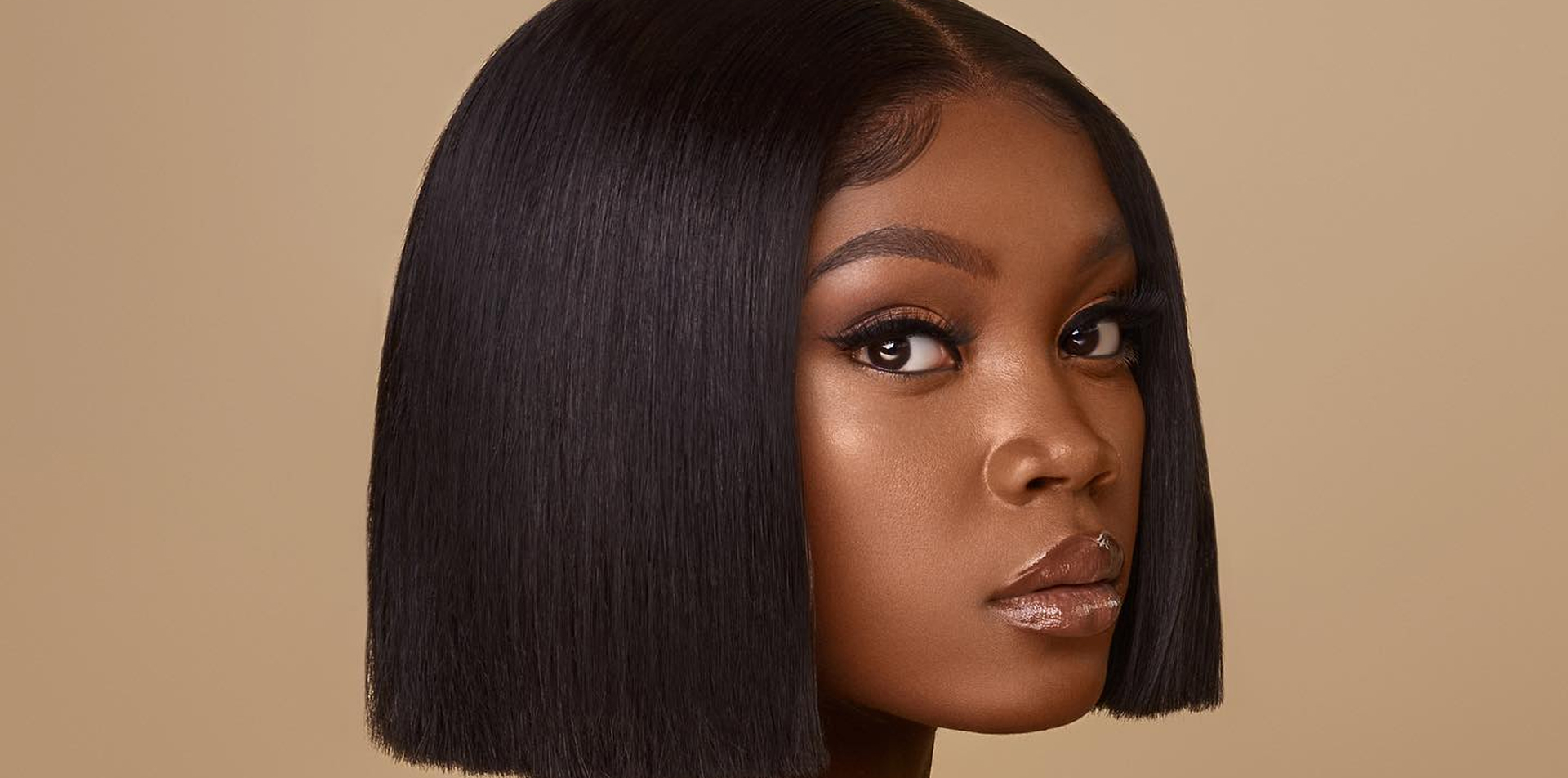Prachtige donkere vrouw poseert voor een beauty shoot