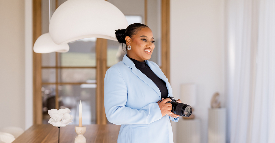 Steffie Ntangu poseert met een camera